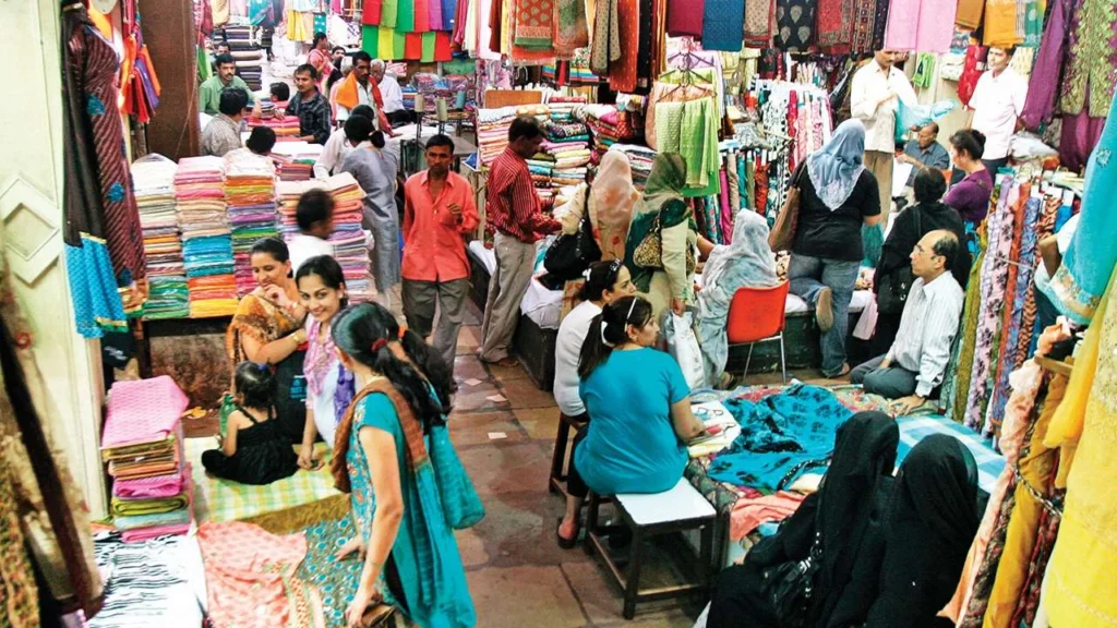 Mumbai Moments: Unleash Your Shopper's Paradise with a Guided Shopping Tour